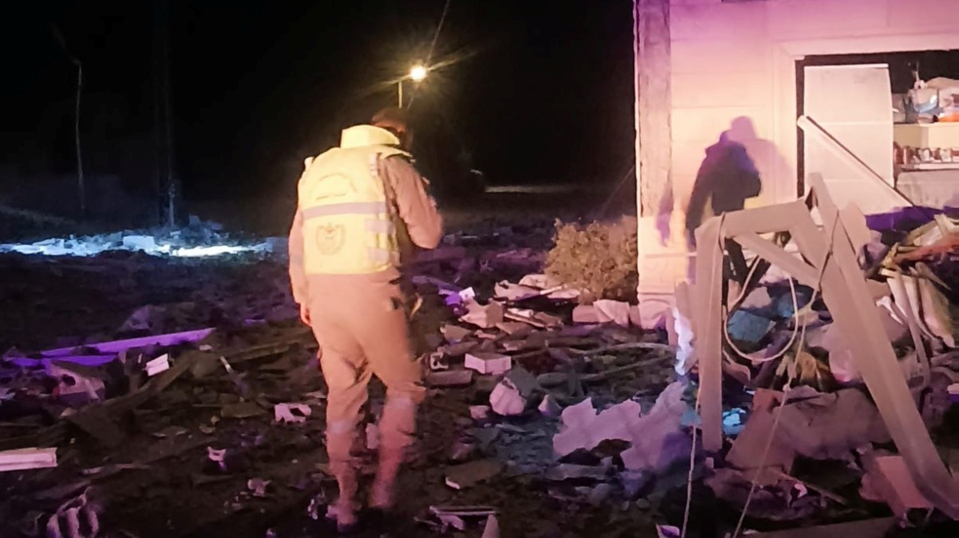 غارات عنيفة على الجنوب والبقاع والضاحية... أدرعي: هاجمنا بنى تحتية في قلب بيروت من الجو والبحر